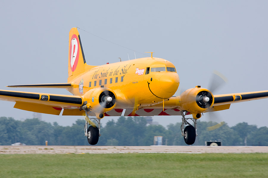 IMG_0371_900x600.jpg - Duggy DC-3 lands after the parachute drop in Tuesday's airshow.